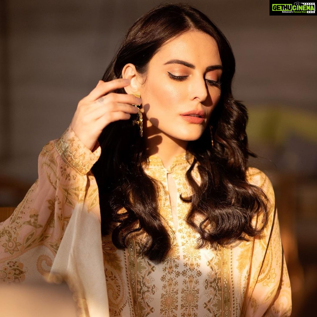 Mandana Karimi Instagram - She is all things beautiful . First , she herself . ☀️✨ Punny Leone . . . Wearing: @ritukumarhq H&MUA: @makeupbyaakashi Photographer: @ishanzaka Location : @lodhagroup_india Lodha World Towers