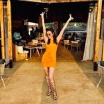 Mandana Karimi Instagram - Truly what a year did 2021 end up being… 🤯 I received what I didn’t want , I lost everything that I wanted, I experienced the most difficult times of my life all alone at home, lost family members to covid , as an immigrant faced many issues,got fit,lost many opportunities at work, while the entire world was upside down … … 😮‍💨 but then I’ve understood the value of health, friendships,happiness and family like never before . I met new people who I can’t imagine my life without , And it seems like my world has become smaller , I need less, I want less and my happiness is depends on a good conversation,a simple meal and to see my loved ones faces ! I’m so ready for the new year , with a heart filled by hope …because what’s life without hope ? I’m sure this year will be better and brighter ✨ 🧡 #newyear #hereicome #2021 #goadiaries Saz on the Beach