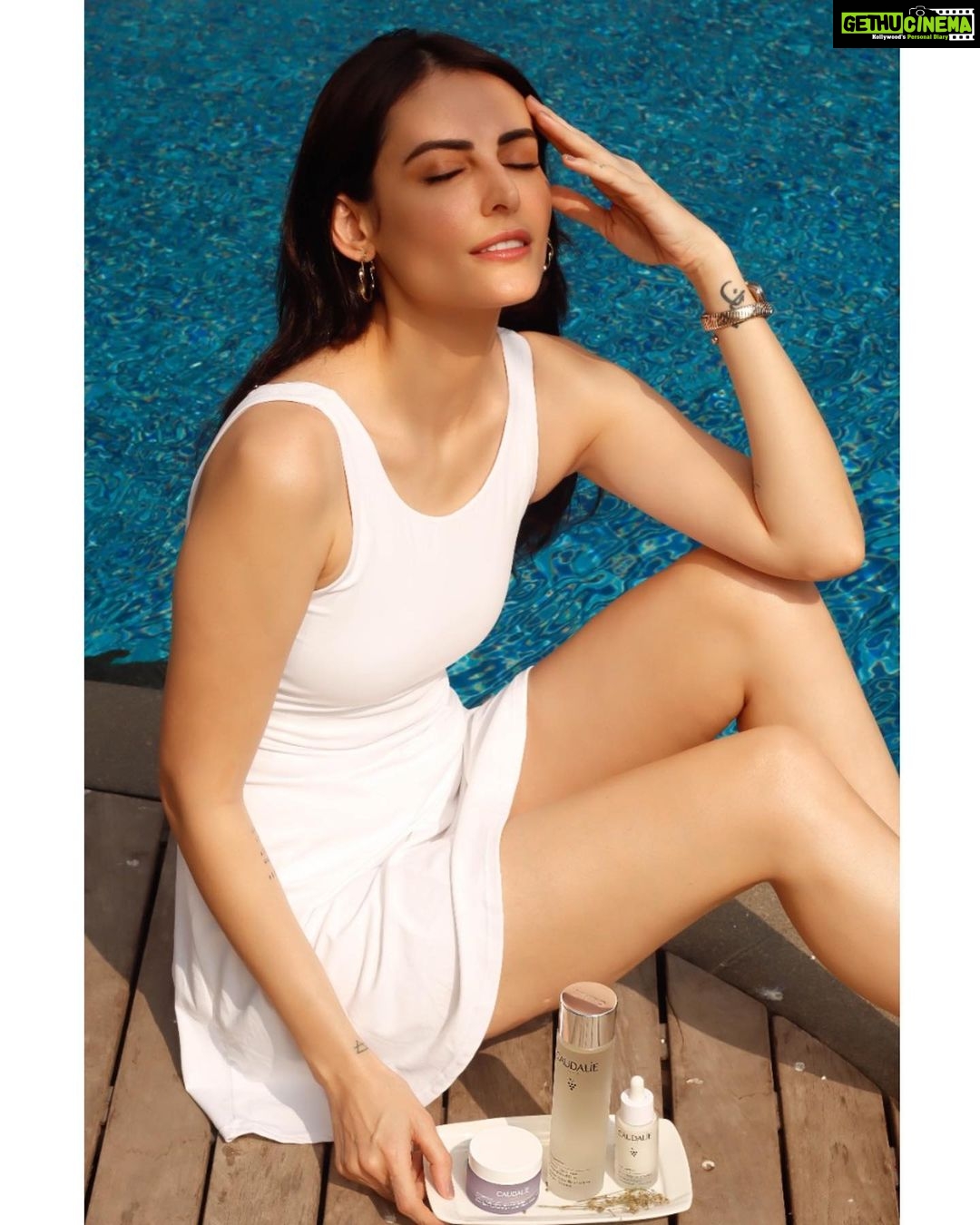 Mandana Karimi Instagram - One of my absolute favourite skincare brands @caudalie has finally launched in India! Comprising of Radiance Complexion Correcting Serum, Concentrated Brightening Glycolic Essence, Dark Spot Correcting Glycolic Night Cream, has been reinvented with a new biomimetic emulsifier that is revolutionising #cleanbeauty. The formula is clinically proven to be suitable for all skin-types and is best for a perfect pool day! @caudaulie @Luxasiaindia @filtercoffeeco @poornadoshi @nyssadesai #CaudalieIndia #Vinoperfect #After1Bottle #Gifted