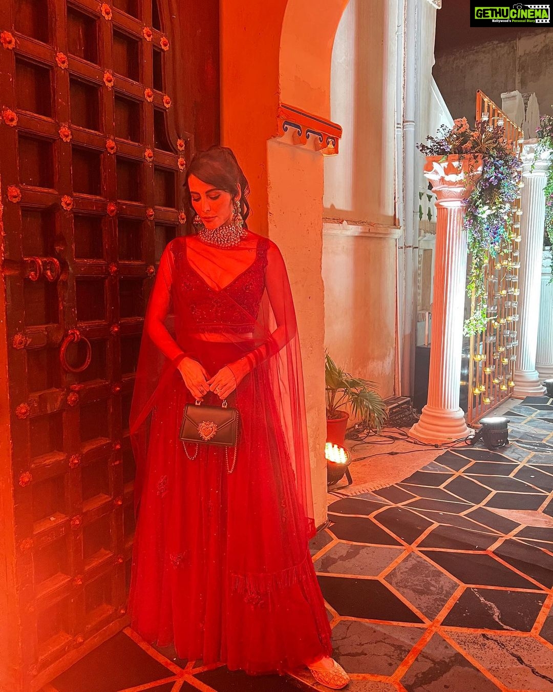 Mandana Karimi Instagram - Wedding Outfit Dump Which one is your favourite - 1, 2 or 3? ♥️ Look 1 Outfit: @rebeccadewanofficial Earrings: @muchtoluv Look 2 Outfit: @sonaakshiraaj Jewellery: @beenarahejafinejewellery Bag: @dolcegabbana Look 3 Outfit: @rebeccadewanofficial Location: @theoberoiudaivilas #Travel #Wedding #Udaipur #WeddingSeason #Fashion #Jewellery #Food #BigFatIndianWedding Hotel Oberoi Udaivilas, Udaipur Raj