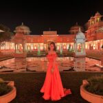 Mandana Karimi Instagram - They say you don’t have to follow the crowd, you can live your life in a land of fantasy. So here I am living my own lil fantasy 👸🏻🪄 #Wedding #Udaipur #Palace Outfit: @rebeccadewanofficial Earrings: @muchtoluv