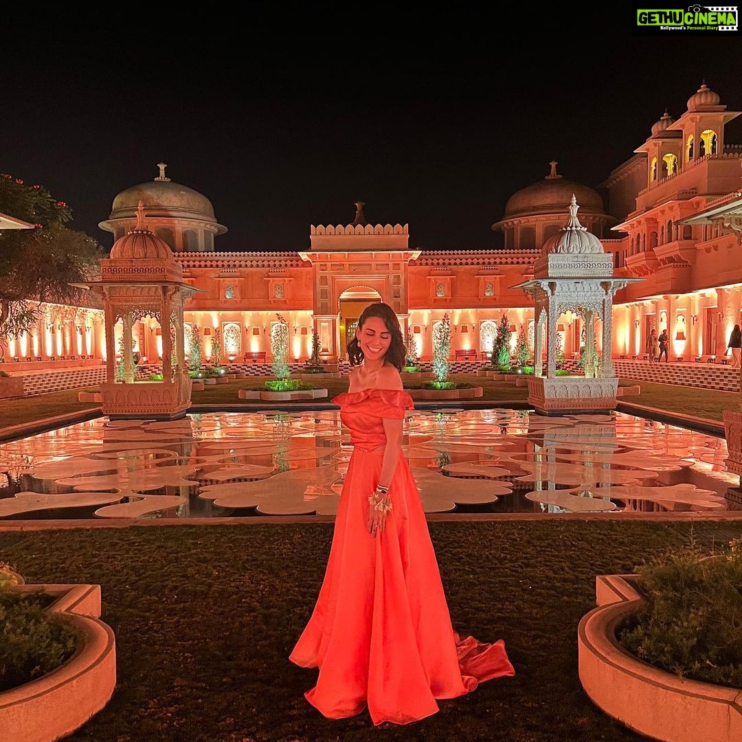 Mandana Karimi Instagram - They say you don’t have to follow the crowd, you can live your life in a land of fantasy. So here I am living my own lil fantasy 👸🏻🪄 #Wedding #Udaipur #Palace Outfit: @rebeccadewanofficial Earrings: @muchtoluv