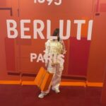 Mandana Karimi Instagram - Happiness in orange bag 🧡 #holidays #shopping #hermès