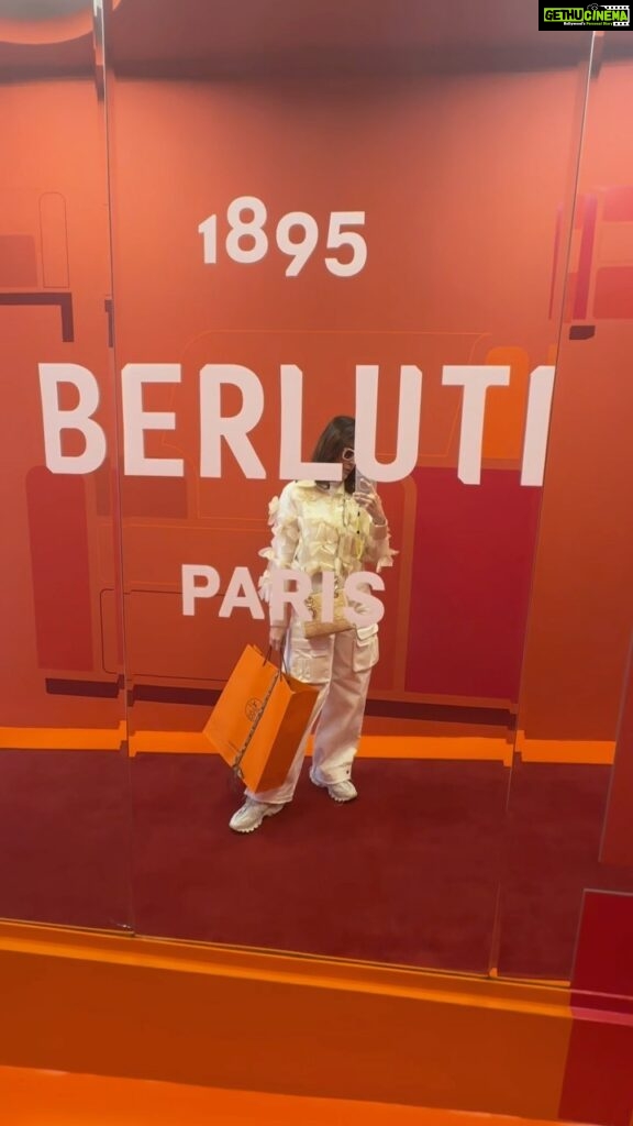 Mandana Karimi Instagram - Happiness in orange bag 🧡 #holidays #shopping #hermès