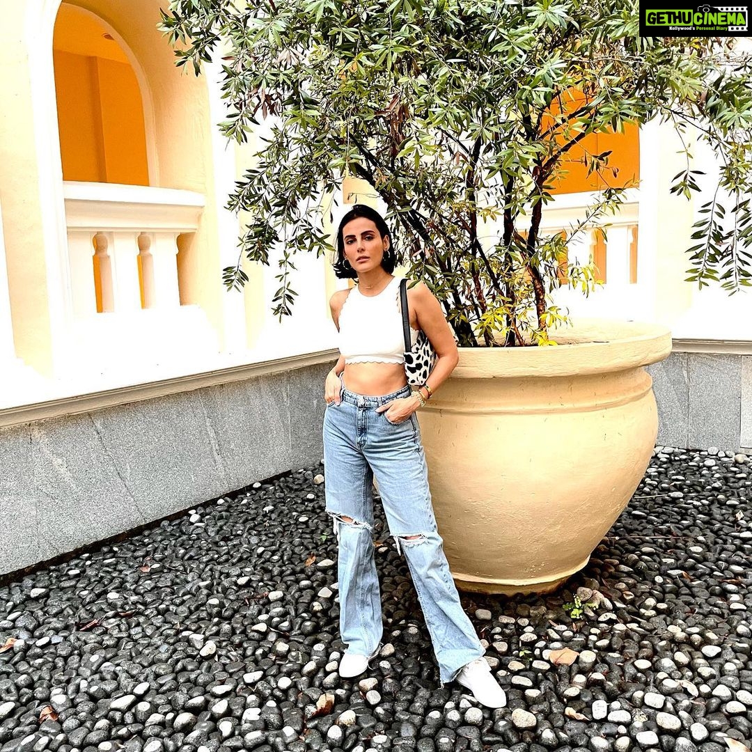 Mandana Karimi Instagram - Just feeling my vibe right now 🤩 #goadiaries #white Goa, India