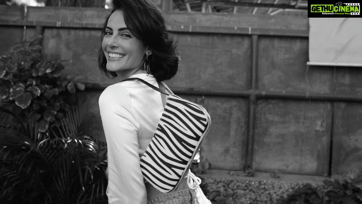 Mandana Karimi Instagram - It is what is! Go sustainable with their eco-friendly trendy jute bags @jutesmart. It’s about time 🤍🖤 Shoot by @kashyapmvyas #buylocal #supportsmallbusiness #changestartswithyou #sustainablefashion #earthday Mumbai, Maharashtra