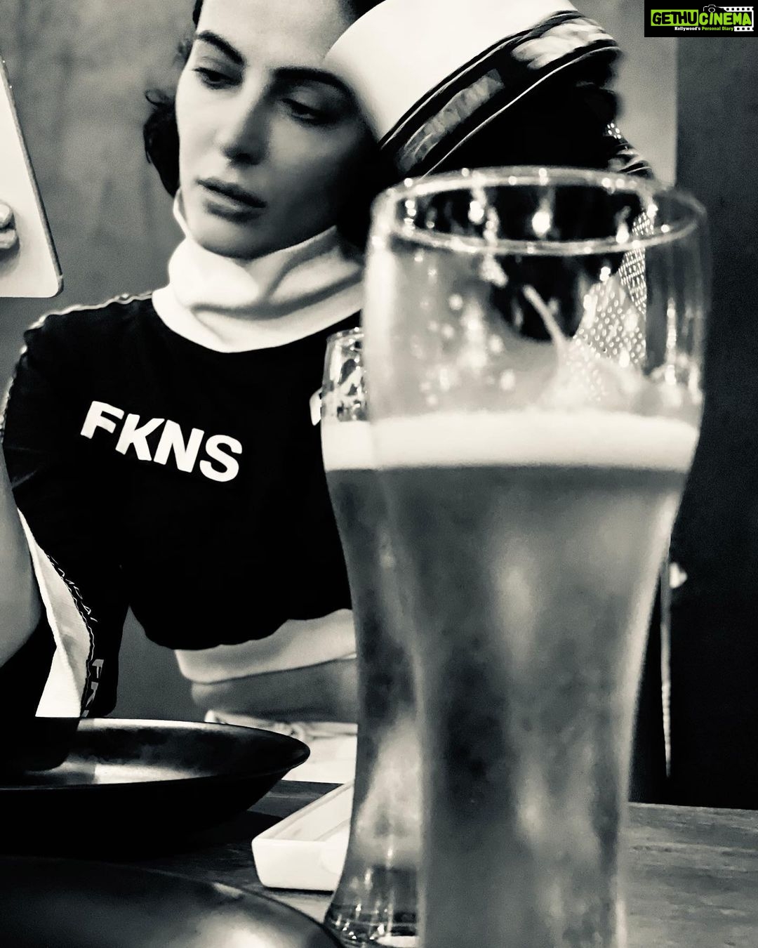 Mandana Karimi Instagram - Saturday #mood 🖤 Mumbai, Maharashtra