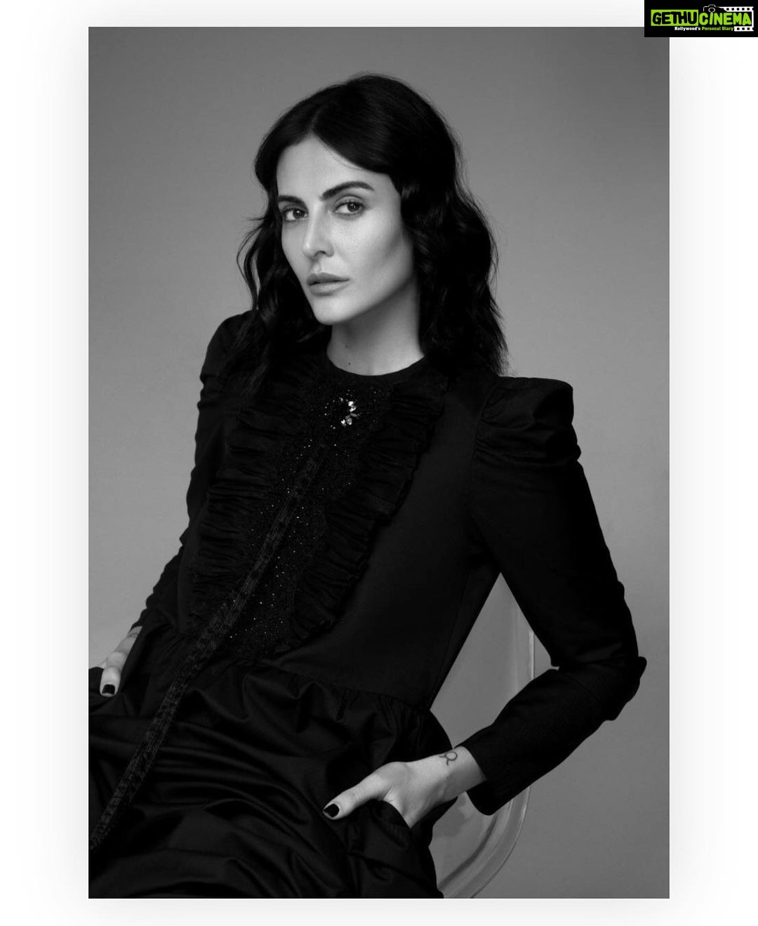 Mandana Karimi Instagram - The art of eye contact 🖤 मुंबई Mumbai
