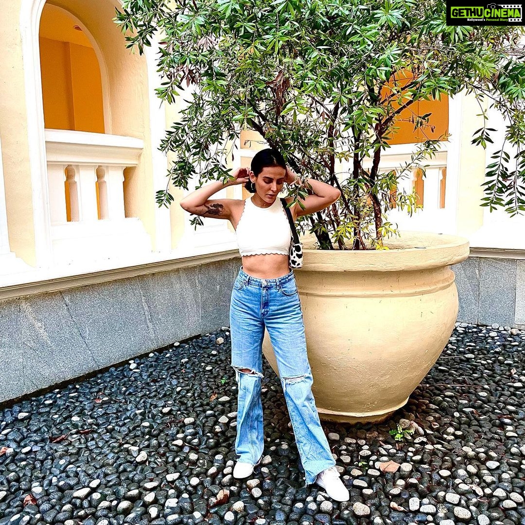 Mandana Karimi Instagram - Just feeling my vibe right now 🤩 #goadiaries #white Goa, India