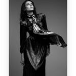 Mandana Karimi Instagram - در گلستانه دشت‌هایی چه فراخ! کوه‌هایی چه بلند در گلستانه چه بوی علفی می‌آمد! من در این آبادی، پی چیزی می‌گشتم: پی خوابی شاید، پی نوری، ریگی، لبخندی.....🖤 @madetart @varuneshpal @kirandenzongpa @karchung_gurung_ @rockystarofficial मुंबई Mumbai