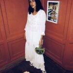 Mandana Karimi Instagram - Wearing @houseofchikankari.in Bag @san_calpa 🤍💚 #dewali #vibs मुंबई Mumbai