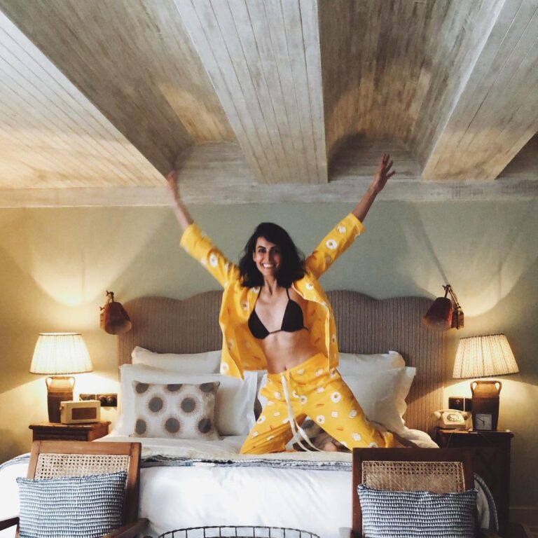 Mandana Karimi Instagram - Always find time for the things that make you feel happy to be alive . #alldayinpjs #staycation #sundayfunday Soho House Mumbai