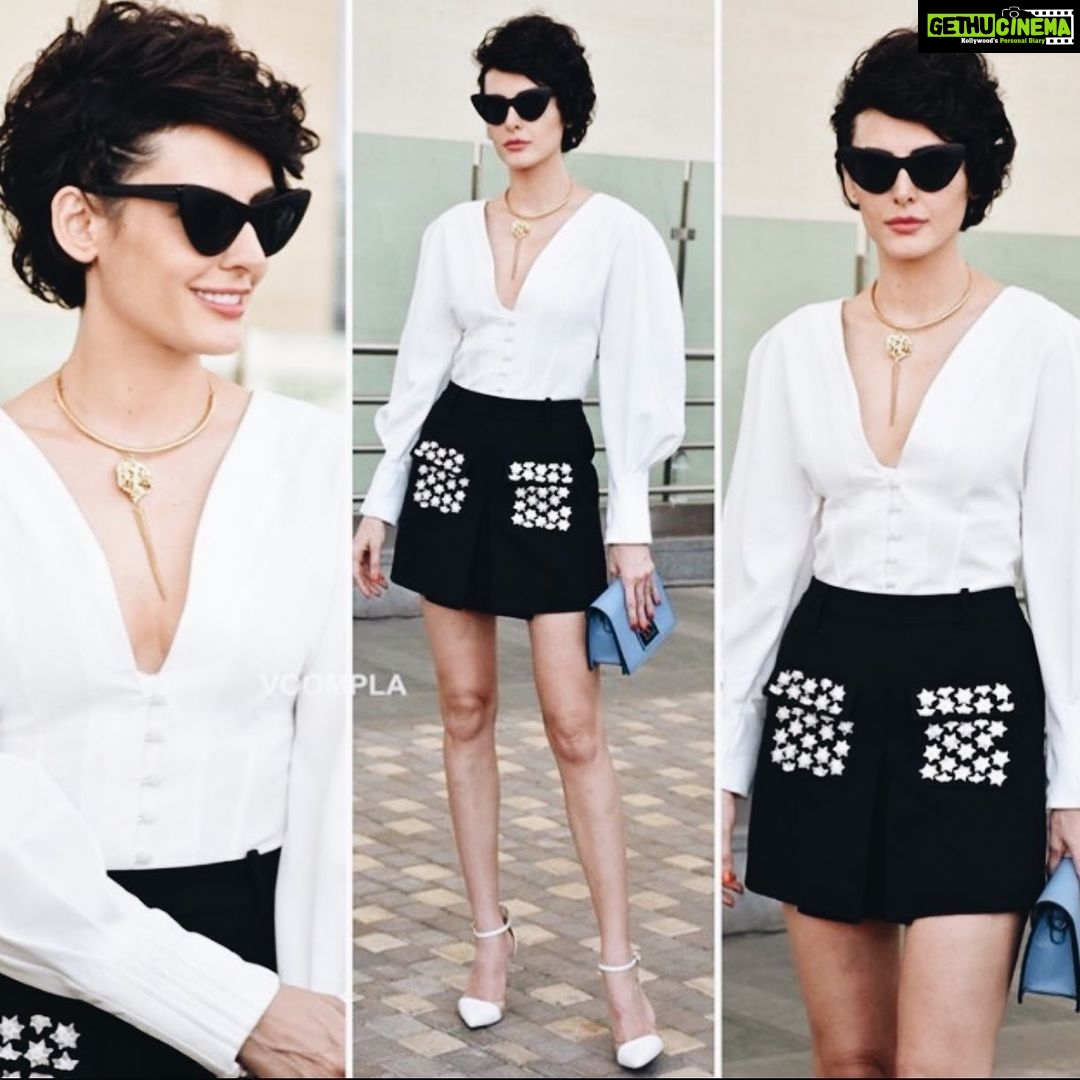 Mandana Karimi Instagram - Vibes .....🖤 #mood #white #black मुंबई Mumbai