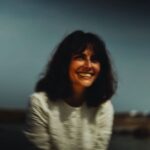 Mandana Karimi Instagram - خنده ،بهترین اسلحه جنگ با زندگی است .... #لبخند