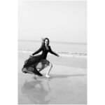 Mandana Karimi Instagram - پشت دریاها قایقی خواهم ساخت، خواهم انداخت به آب. دور خواهم شد از این خاک غریب که در آن هیچ‌کسی نیست که در بیشه عشق قهرمانان را بیدار کند. قایق از تور تهی و دل از آرزوی مروارید، هم‌چنان خواهم راند. نه به آبی‌ها دل خواهم بست نه به دریا-پریانی که سر از خاک به در می‌آرند و در آن تابش تنهایی ماهی‌گیران می‌فشانند فسون از سر گیسوهاشان. هم‌چنان خواهم راند....... #سهراب_سپهری 🖤
