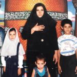 Mandana Karimi Instagram - مقنعه به بالیود ....مشهد... فککنم اینجا ۷ سالمه،یادمه کیفمو آنقدر دوست داشتم ،بقل می کردم می خابیدم !! #throwbackthursday
