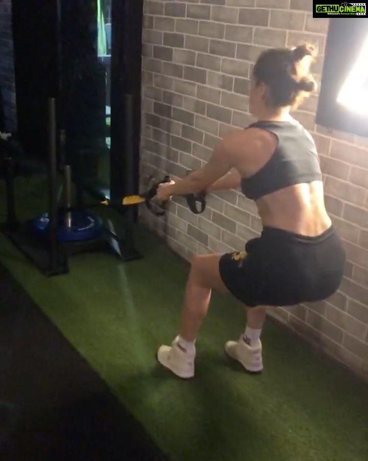 Mandana Karimi Instagram - Trying to motivate myself 🙄 Ugh #quarantine 🤮 YOU KILLING THE VIBE #mondaymotivation