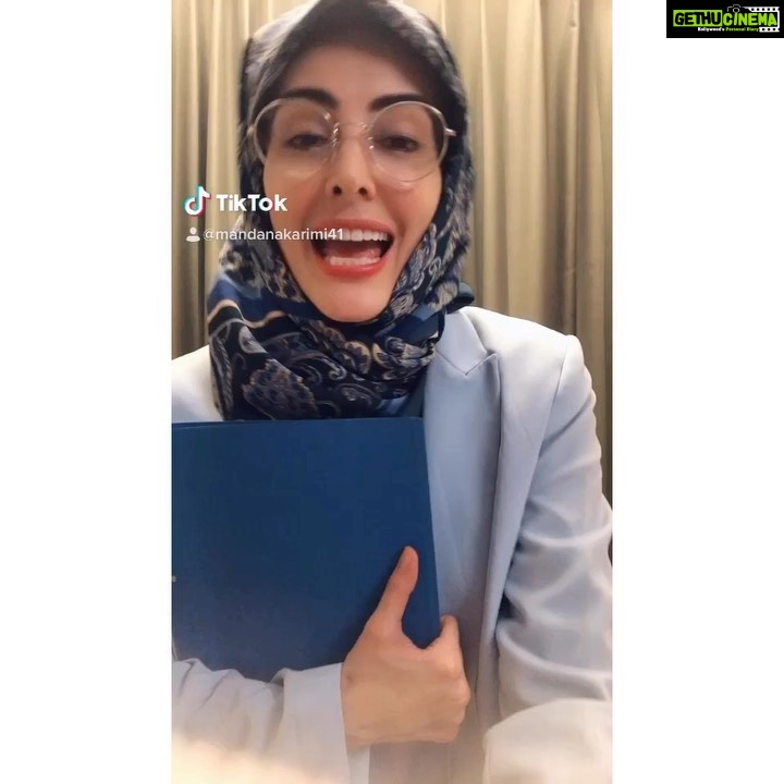 Mandana Karimi Instagram - Saturday night vibes 🤓🤪 @sasy خانوم دکتر 👩⚕️ #quarantine #imloosingit #ساسی_مانکن