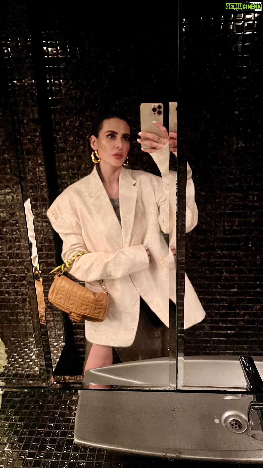 Mandana Karimi Instagram - Weekend 🧿🌸 Thank you for the jackets @abhishek_gaherwar @istitutomarangoni_mumbai Mumbai - मुंबई