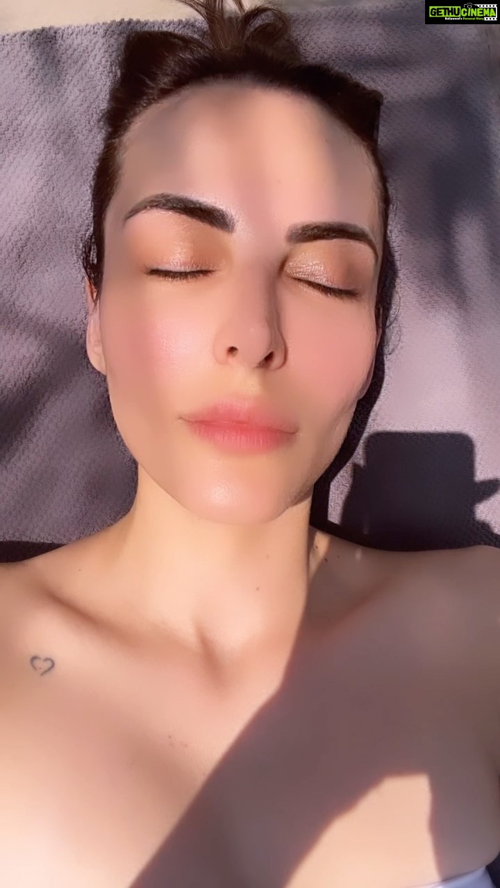 Mandana Karimi Instagram - Darling don’t stop daydreaming 🌸🌱 #dubai Mumbai - मुंबई