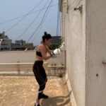 Mandana Karimi Instagram - The punching video no one asked for ! Great weekend y’all 🥊 #mood