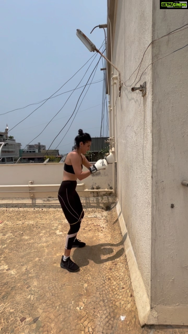 Mandana Karimi Instagram - The punching video no one asked for ! Great weekend y’all 🥊 #mood