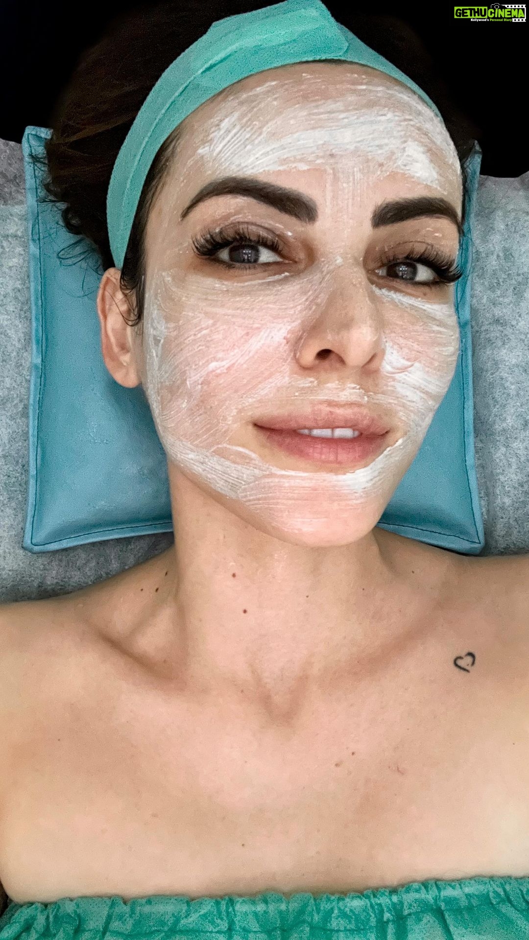 Mandana Karimi Instagram - After Diwali skin care πΈπ€ Thank you @cutis.in and @drapratimgoel π #skincareroutine #diwali #selfcare