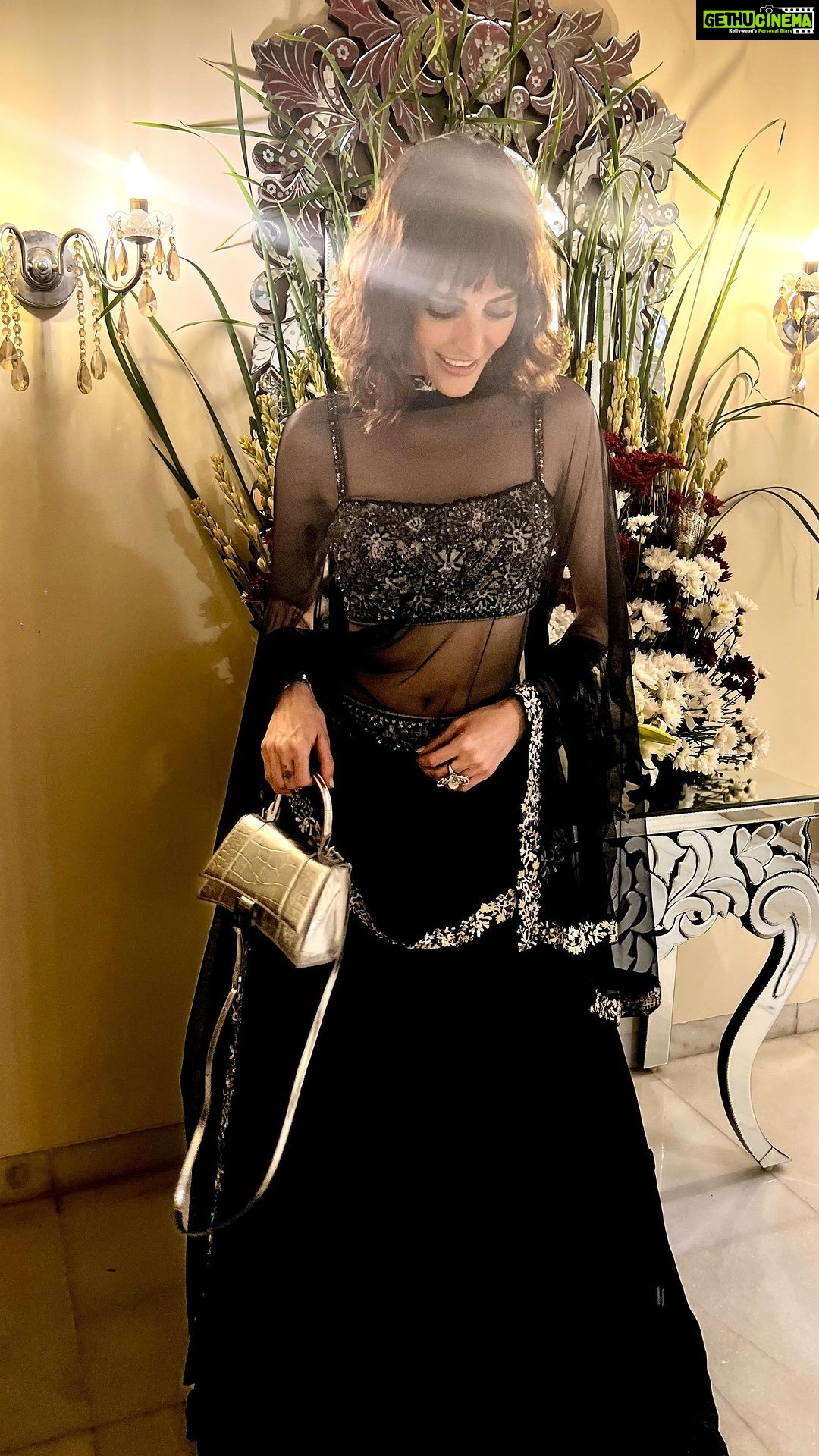 Mandana Karimi Instagram - May the long-time sun Shine upon you All love surround you And the pure light Within you Guide your way on 💫 Happy Diwali 🪔 Wearing @labelpritikavora @oakpinionpr 🤍 #diwali #lights #love