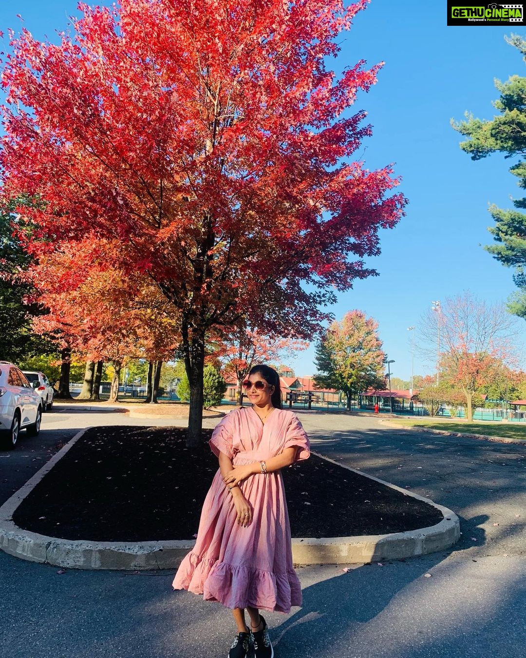 Mangli Instagram - Getting in to fall 🥰#Beautyofnature #newjersy #usa🇺🇸 @dahlia_label