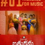 Mangli Instagram - Bathukamma Song Trending number 1 in #YouTube thanks for this milestone each and everyone ❤️🙏 #Mangli #Bathukamma #Telangana