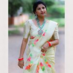 Mangli Instagram - Make them stop and stare 😉 Costume : @swathiveldandi_official Jewellery : @emmadi_silver_jewellery #Mangli #Telangana #AndhraPradesh #FolkQueen #TelanganaSongs #janapadam #India #queen #Hyderabad #Banjara #MangliSinger #MangliSongs #Folk #insta #InstaReels #Traditional #SarangaDariya #Tollywood