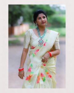 Mangli Instagram - Make them stop and stare 😉 Costume : @swathiveldandi_official Jewellery : @emmadi_silver_jewellery #Mangli #Telangana #AndhraPradesh #FolkQueen #TelanganaSongs #janapadam #India #queen #Hyderabad #Banjara #MangliSinger #MangliSongs #Folk #insta #InstaReels #Traditional #SarangaDariya #Tollywood