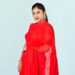 Mangli Instagram - Choose to Shine ✨✨red❤️🥰 Outfit @meenakshilucknowchikanworks Jewellery @emmadi_silver_jewellery #mangli #singermangli #Karnnataka #kanadasongs #SarangaDariya #FolkQueen