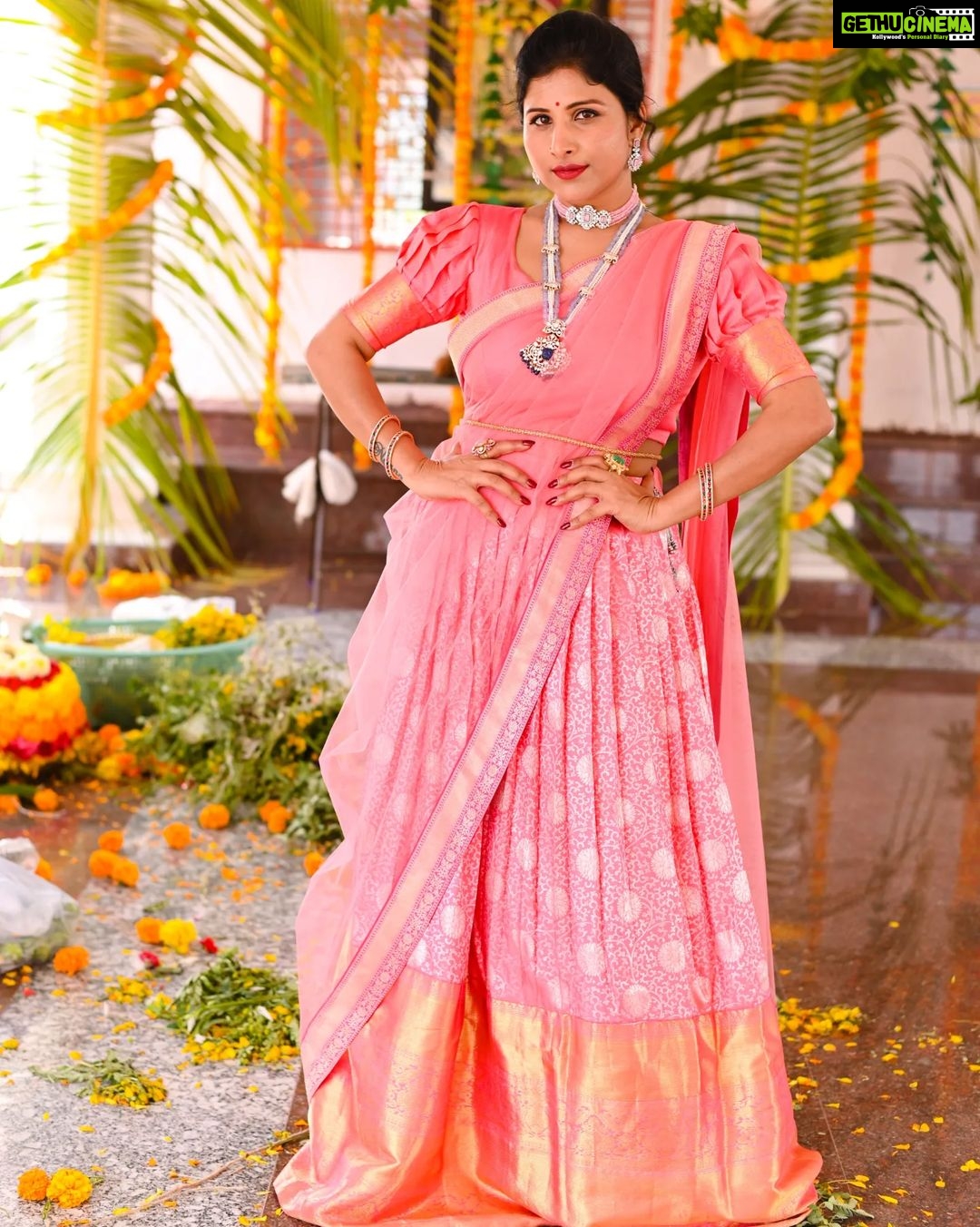 Mangli Instagram - BE STRONG BE BEAUTIFUL BE YOU ππ»ππ» Coustom @swathiveldandi_official Jewellery @emmadi_silver_jewellery #Mangli #Telangana #AndhraPradesh #FolkQueen #TelanganaSongs #janapadam #India #queen #Hyderabad #Banjara #MangliSinger #MangliSongs #Folk #insta #InstaReels #Traditional #SarangaDariya #Tollywood