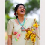 Mangli Instagram - Make them stop and stare 😉 Costume : @swathiveldandi_official Jewellery : @emmadi_silver_jewellery #Mangli #Telangana #AndhraPradesh #FolkQueen #TelanganaSongs #janapadam #India #queen #Hyderabad #Banjara #MangliSinger #MangliSongs #Folk #insta #InstaReels #Traditional #SarangaDariya #Tollywood