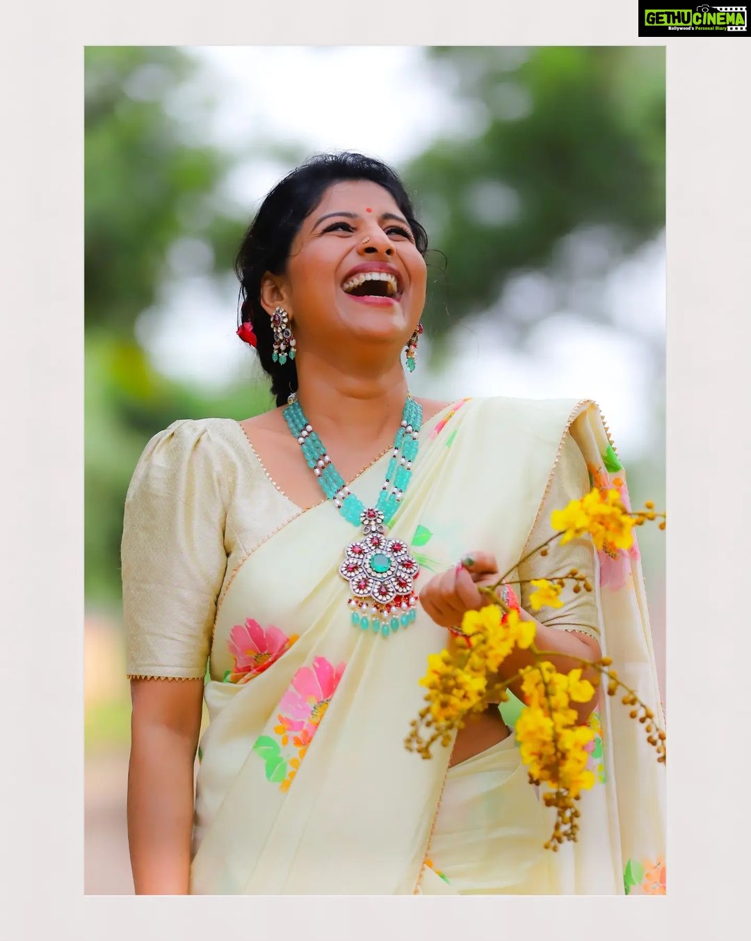 Mangli Instagram - Make them stop and stare 😉 Costume : @swathiveldandi_official Jewellery : @emmadi_silver_jewellery #Mangli #Telangana #AndhraPradesh #FolkQueen #TelanganaSongs #janapadam #India #queen #Hyderabad #Banjara #MangliSinger #MangliSongs #Folk #insta #InstaReels #Traditional #SarangaDariya #Tollywood