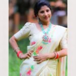 Mangli Instagram - Make them stop and stare 😉 Costume : @swathiveldandi_official Jewellery : @emmadi_silver_jewellery #Mangli #Telangana #AndhraPradesh #FolkQueen #TelanganaSongs #janapadam #India #queen #Hyderabad #Banjara #MangliSinger #MangliSongs #Folk #insta #InstaReels #Traditional #SarangaDariya #Tollywood