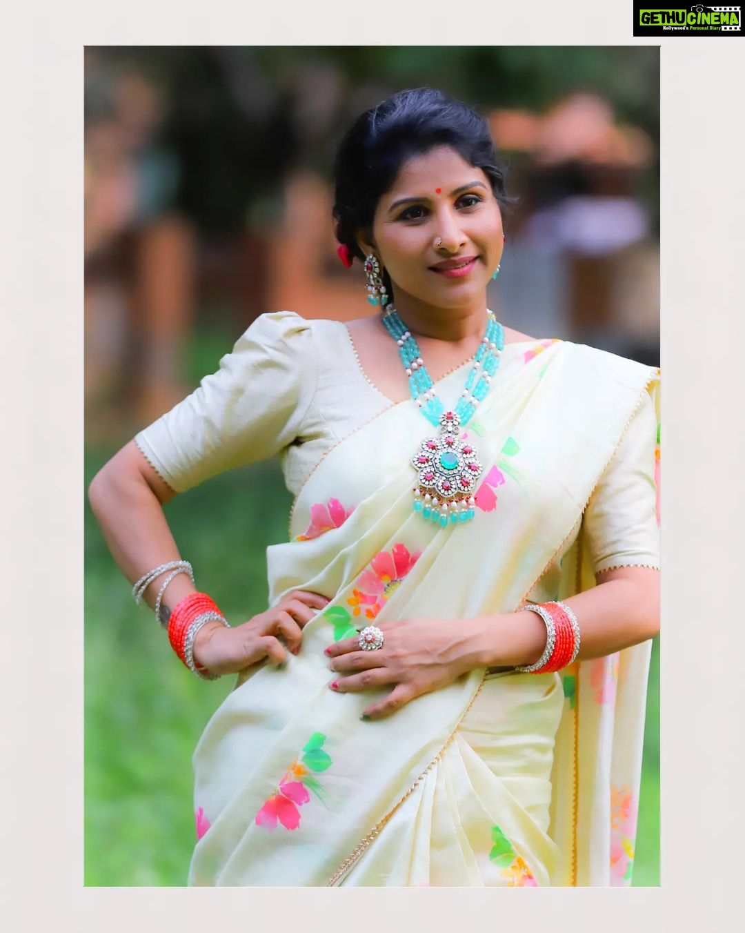 Mangli Instagram - Make them stop and stare 😉 Costume : @swathiveldandi_official Jewellery : @emmadi_silver_jewellery #Mangli #Telangana #AndhraPradesh #FolkQueen #TelanganaSongs #janapadam #India #queen #Hyderabad #Banjara #MangliSinger #MangliSongs #Folk #insta #InstaReels #Traditional #SarangaDariya #Tollywood
