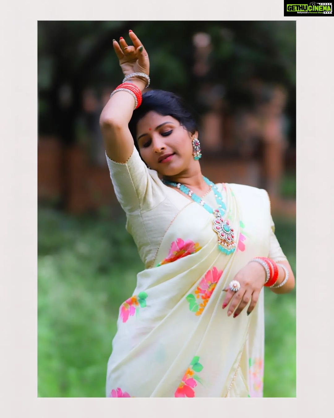Mangli Instagram - Make them stop and stare 😉 Costume : @swathiveldandi_official Jewellery : @emmadi_silver_jewellery #Mangli #Telangana #AndhraPradesh #FolkQueen #TelanganaSongs #janapadam #India #queen #Hyderabad #Banjara #MangliSinger #MangliSongs #Folk #insta #InstaReels #Traditional #SarangaDariya #Tollywood
