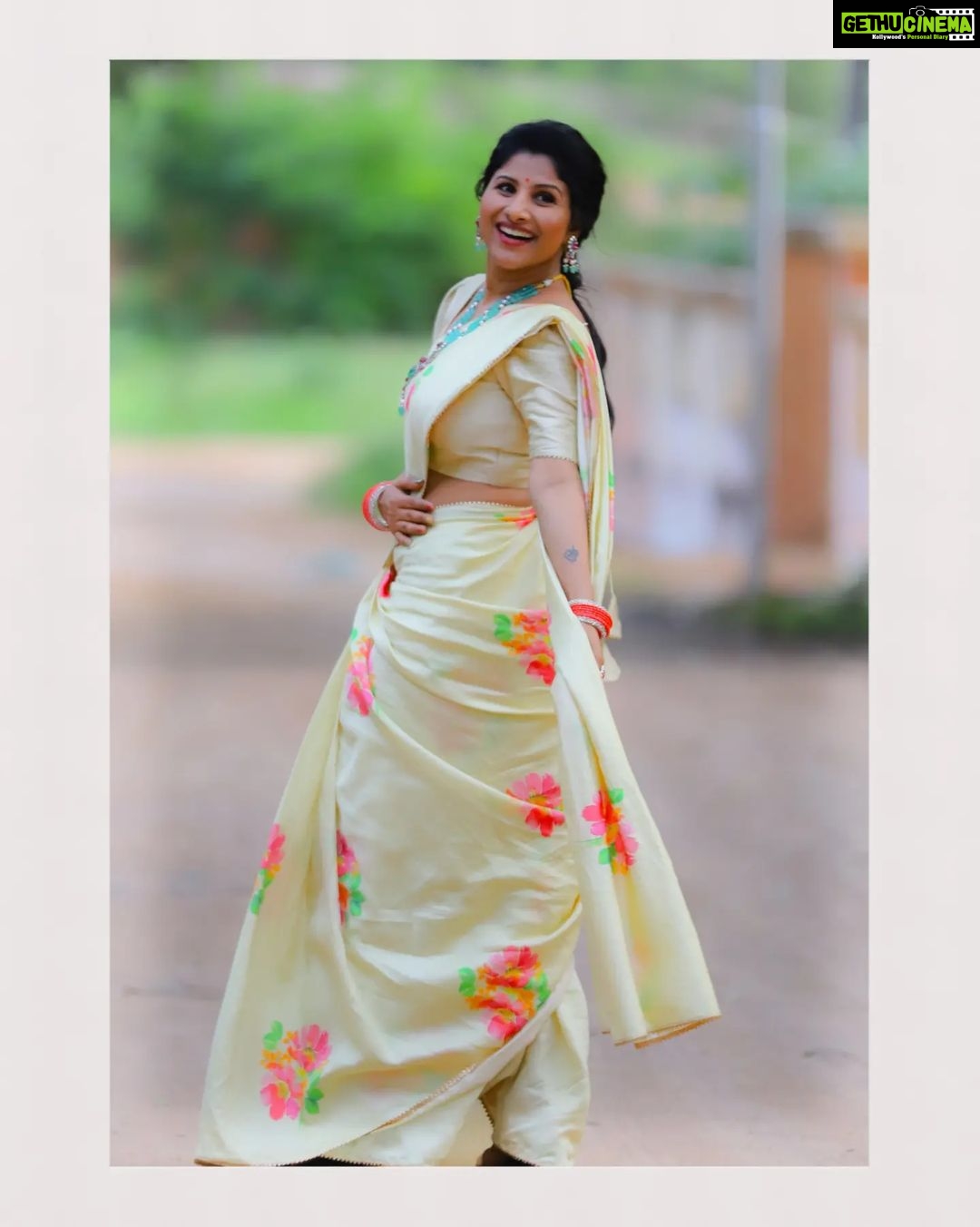 Mangli Instagram - Make them stop and stare 😉 Costume : @swathiveldandi_official Jewellery : @emmadi_silver_jewellery #Mangli #Telangana #AndhraPradesh #FolkQueen #TelanganaSongs #janapadam #India #queen #Hyderabad #Banjara #MangliSinger #MangliSongs #Folk #insta #InstaReels #Traditional #SarangaDariya #Tollywood