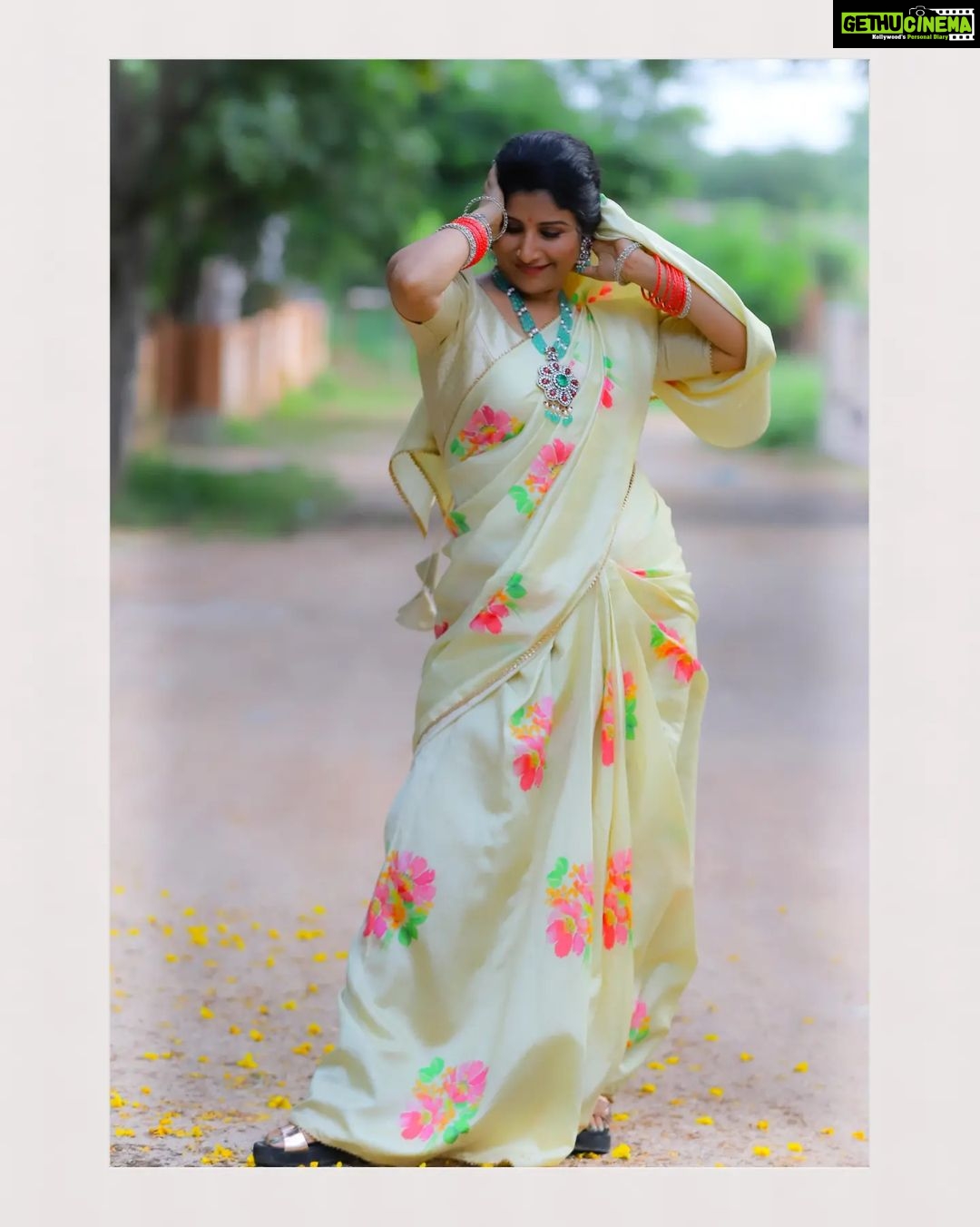 Mangli Instagram - Make them stop and stare 😉 Costume : @swathiveldandi_official Jewellery : @emmadi_silver_jewellery #Mangli #Telangana #AndhraPradesh #FolkQueen #TelanganaSongs #janapadam #India #queen #Hyderabad #Banjara #MangliSinger #MangliSongs #Folk #insta #InstaReels #Traditional #SarangaDariya #Tollywood
