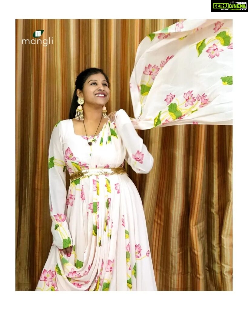 Mangli Instagram - Nothing you wear is more important than your smile ☺️ . . Outfit @vedulaswardrobe Jewellery @aanvitrends . . . #Mangli #Telangana #AndhraPradesh #FolkQueen #TelanganaSongs #janapadam #India #queen #Hyderabad #Banjara #MangliSinger #MangliSongs #Folk #insta #InstaReels #Traditional #SarangaDariya #Tollywood