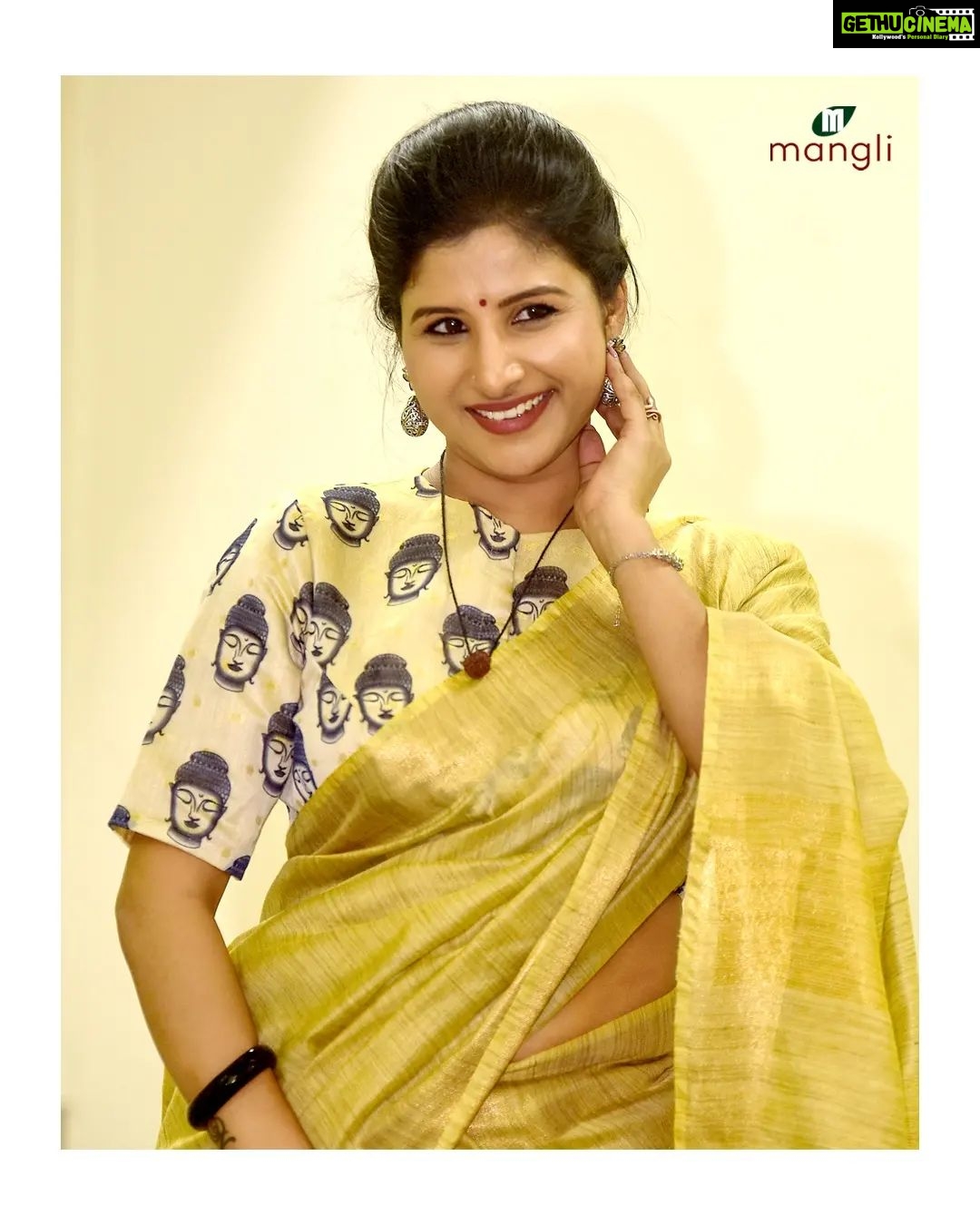 Mangli Instagram - "Styles come and go. Good design is a language, not a style." Thank you @samathachowdari For this wonderful Saree, you made my special day even more special with your art I really love this Saree Beautiful jewel by @pretty.jewelbox Hair : Praneeta Makeup : Naresh #Mangli #Telangana #AndhraPradesh #FolkQueen #TelanganaSongs #janapadam #India #Fashion #Beauty #queen #Hyderabad #Banjara #MangliSinger #MangliSongs #Folk #insta #InstaReels #Traditional #DBoss #SarangaDariya #isha #ishafoundation