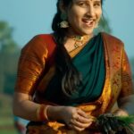 Mangli Instagram - రెలారే రేలా పాట తర్వాత మళ్ళీ అంత గొప్ప అనుభూతి పొంది పాడిన పాట.. బలగం సినిమా లోని ఈ పల్లెటూరు పాట❤️☘️ పల్లె మట్టివాసనలు గల్గిన పదాలతో దడి కట్టినట్టు సాహిత్యం అల్లిన @shyamkasarlalyrics అన్నకి, వినంగనే ఆ రాగమే వెంటాడేలా చక్కగ స్వరపరిచి సంగీతం అందించిన భీమ్స్ సిసిరోలియో గారికి @miriyala_ram & @venu_tilloo anna ధన్యవాదాలు 🙏🏻. Thank you so much for beautiful outfit ra kutti thalli @khyathidesignstudio ❤️jewel by @actressrohini 🥰🥰