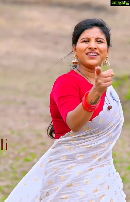 Mangli Instagram - My humble offering at the lotus feet of @sadhguru 🙏 Here’s one for #Savesoil. #Dharani is all yours to look after. Full Song Link in Bio #Mangli #Telangana #AndhraPradesh #FolkQueen #TelanganaSongs #janapadam #India #Fashion #Beauty #queen #Hyderabad #Banjara #MangliSinger #MangliSongs #Folk #insta #InstaReels #Traditional #DBoss #SarangaDariya