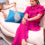 Mangli Instagram - Everything is better in pink 💖💖 Outfit : @dahlia_label Jewellery : @jewelleryatwholesale #Mangli #Telangana #AndhraPradesh #FolkQueen #TelanganaSongs #janapadam #India #Fashion #Beauty #queen #Hyderabad #Banjara #MangliSinger #MangliSongs #Folk #insta #InstaReels #Traditional #DBoss #SarangaDariya