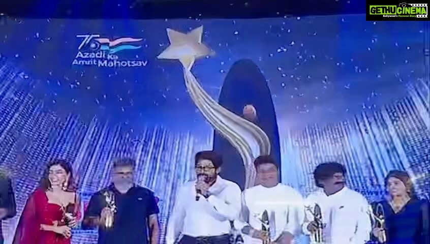 Mangli Instagram - Congratulations indu 🥳 ❤️ur voice 🔥Proud of you my dear lovely sis 🥰@indravathi__chauhan .. thanks to everyone @thisisdsp @aryasukku @alluarjunonline @kavichandrabose2018 🙏🏻