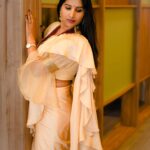 Mangli Instagram - You have a more interesting life if you wear impressive clothes. Outfit : @dahlia_label Jewellery : @jewelleryatwholesale #Mangli #Telangana #AndhraPradesh #FolkQueen #TelanganaSongs #janapadam #India #Fashion #Beauty #queen #Hyderabad #Banjara #MangliSinger #MangliSongs #Folk #insta #InstaReels #Traditional #DBoss #SarangaDariya