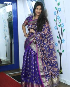 Mangli Instagram - Show your Indianness with a saree.
Wear it to flaunt it.
Oufit @manasa_fashionhub #manglisinger #mangli #saree #indian #indianness