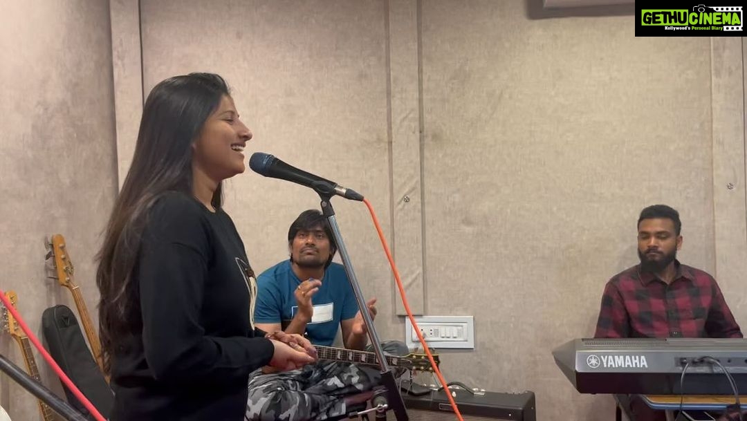 Mangli Instagram - Had an amazing time Jamming with super talented musicians😍 @subhanismsubhani @iammangli and @bony.kadari @drumsbannu @i_danny_lanka 🎸🎤❤️………